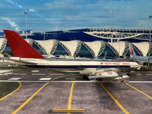 B Model 1:200 Northwest Orient B747-151 N605US B741605P [Width 30 Length 35 Height 10 cm] 3