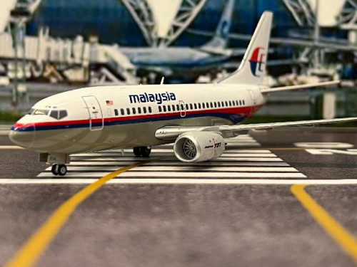 JC Wing 1:200 Malaysia Airlines B737-500 9M-MFH XX20254 [Width 14 Length 15.5 Height 4.5 cm] 7