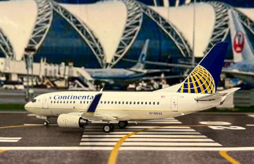 Inflight 1:200 Continental 737-524 N16632 IF735CO0825 [Width 14 Length 15.5 Height 4.5 cm] 3