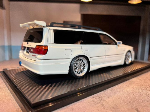 Ignition: IG2885 1:18 Nissan Stagea 260RS (WGNC34) Pearl White [Width 10 Length 24 Height 7 cms] 3