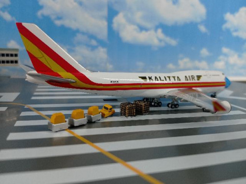 GJ1999 1:400 Kalitta Air B747-400(BCF) N744CK (mask) [Width 16 Length 16.5 Height 5 cms.] 3