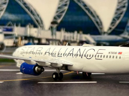 Gemini Jets 1:200 United Airlines 737-800W N76516 G21378 5