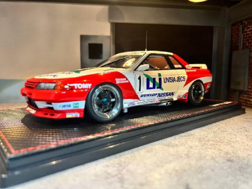 Ignition: IG2778 1:18 Unisai Jecs Skyline(1) 1993 With Mr.Hasemi [Width 10 Length 25 Height 7 cms] 
