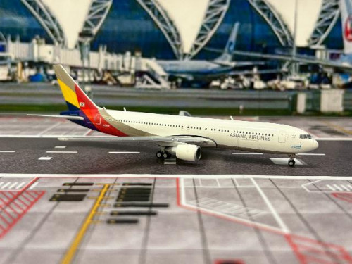 JCWings 1:400 Asiana 767-300 HL7528 XX40668 [Width 12 Length 13.5 Height 3.5 cm] 2