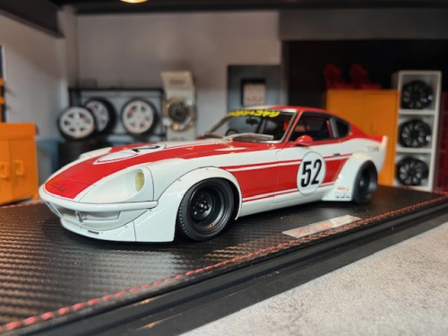 IG1295 1:18 LB Works Fairlady Z(S30)White With Mr.Kato [Width 10 Length 24 Height 7 cms]  