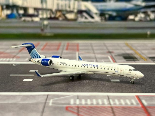 Gemini Jets 1:400 United Express CRJ550 N506GJ GJ2341 [Width 6 Length 8 Height 1.5 cms] 2