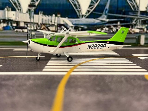 Gemini Jets 1:72 Cirrus Aviation Cessna 172S N393SP GG020 [Width 15 Length 12 Height 3.5 cm] 1