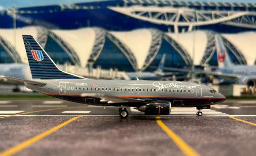 Inflight 1:200 Shuttle by United 737-522 N926UA IF735UA0824 [Width 14 Length 15.5 Height 4.5 cm] 6