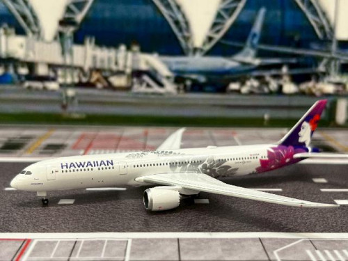 Herpa Wings 1:500 Hawaiian 787-9 N780HA “Kapuahi” HW537612 [Width 12 Length 12.5 Height 3 cm]