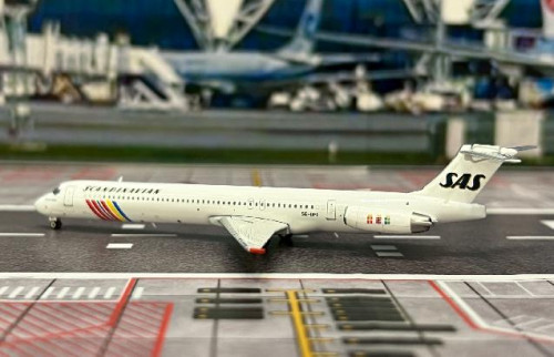 Phoenix 1:400 SAS MD-83 SE-DPI PH12057 [Width 8 Length 11.5 Height 2 cm] 3