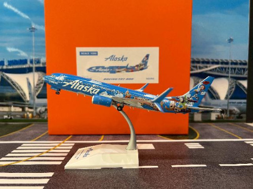 JCWings 1:200 Alaska 737-800 ‘Pixar Pier’N537AS EW2738004 [Width 18 Length 18.5 Height 6 cms]