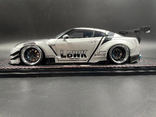 Ignition [IG2343] 1:18 LB-WORKS Nissan GT-R R35 type 2 Silver With Mr. Kato [Width 10 Length 25 Heig 7