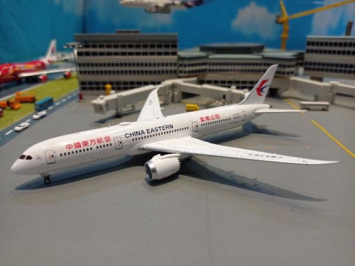  JCWings: XX4099 1:400 China Eastern 787-9 B-208P [Width 15 Length 15.5 Height 4.5 cms]