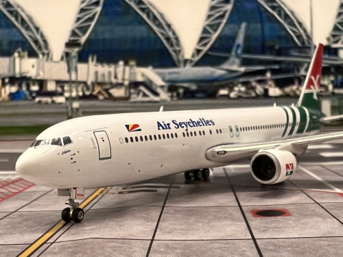 Phoenix PH1882 1:400 Air Seychelles 767-300ER S7-ASY [Width 12 Length 13 Height 3.5 cm] 5