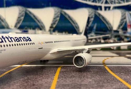 Inflight 1:200 Lufthansa A330-343 D-AIKR B333IKR [Width 30 Length 31 Height 8.5 cm] 7