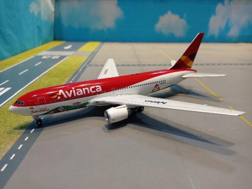 IF762AV1123SP 1:200 Avianca 767-200 N988AN [Width 23.5 Length 24 Height 7.5 cms]