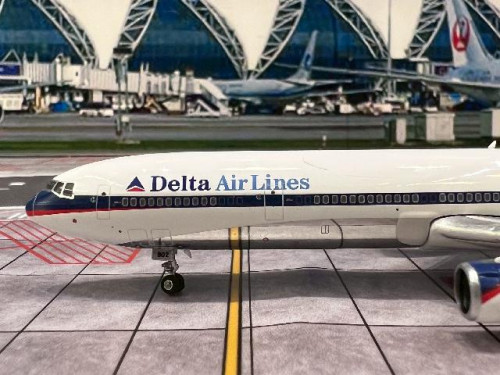 Phoenix 1:400 Delta MD-11 N802DE P4630 3