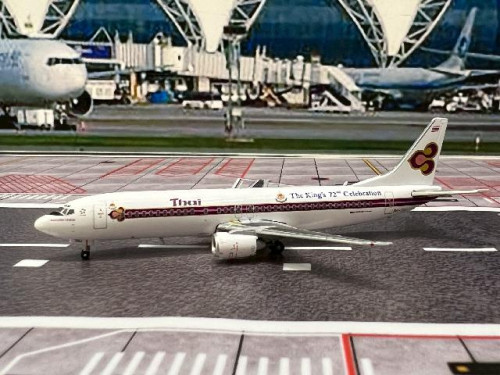 JCWings 1:400 Thai 737-400 ‘The King's 72nd Celebration’ HS-TDJ XX4987 [Width 7 Length 9 Height 2.5 1