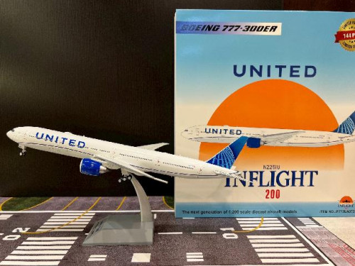  Inflight 1:200 United 777-300ER N2251U IF773UA0725 [Width 33 Length 37 Height 8 cms]