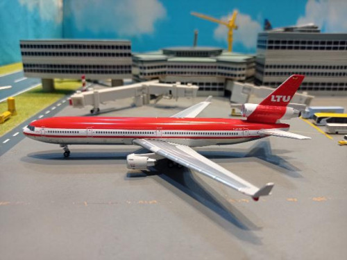 Phoenix 1:400 LTU MD-11 D-AERW PH1874 [Width 12 Length 15 Height 4.5 cm] 2