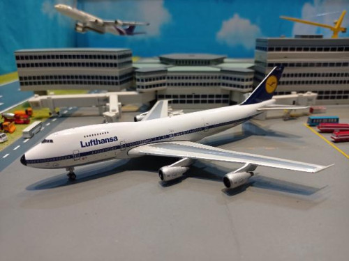 Phoenix [P4549] 1:400 Lufthansa 747-200 D-ABZD [Width 16 Length 16.5 Height 4.5 cms]