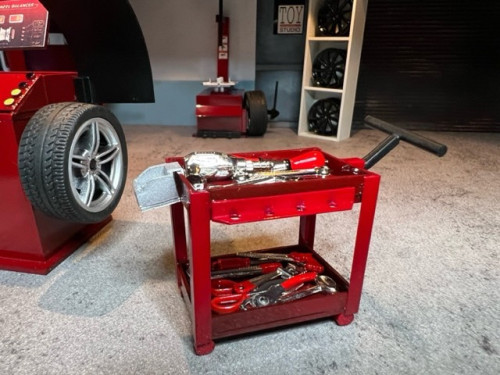 18RDACCESS1 1:18 Workshop Wheel Balancing Set Red 1