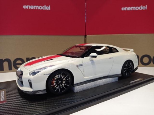 21A07-01 1:18 R35 GT-R 50th Whi/Red [Width 10 Length 25 Height 7 cms]  