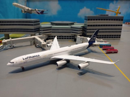 Phoenix [P4547] 1:400 Lufthansa A340-300 D-AIGU [Width 15 Length 15.5 Height 4 cms]