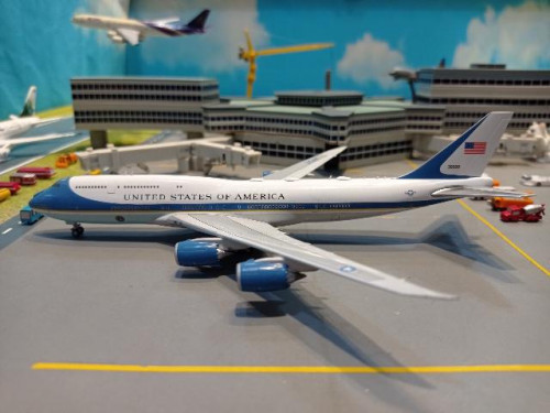 Gemini Jets GJ2220 1:400 Air Force One VC-25B B747-8 30000 [Width 18 Length 18.5 Height 4.5 cms] 2
