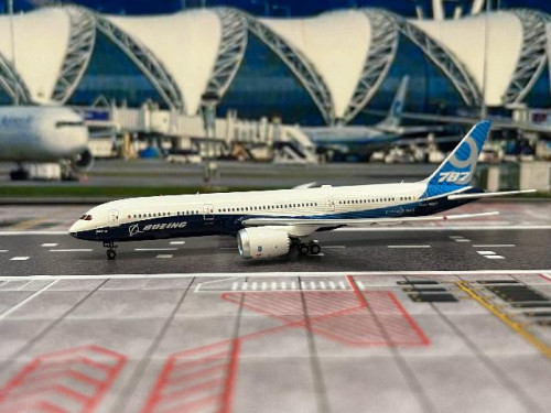 Aviation 1:400 Boeing B787-9 N789FT AV4403 [Width 15 Length 15.5 Height 4.5 cm] 1