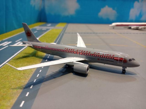 HW571593 1:200 Air Canada A220-300 Retro C-GNBN [Width 17 Length 19 Height 5.5 cms] 1