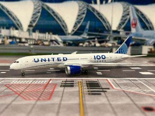 Gemini Jets 1:400 United Airlines B787-9 N61101 '100 Yrs' GJ2228 [Width 15 Length 15.5 Height 4.5 cm 1