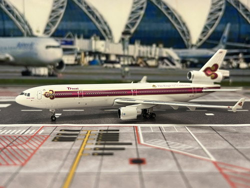 Phoenix 1:400 Thai MD-11 HS-TMG w/King 72nd PH1757 [Width 12 Length 15 Height 4.5 cm] 1