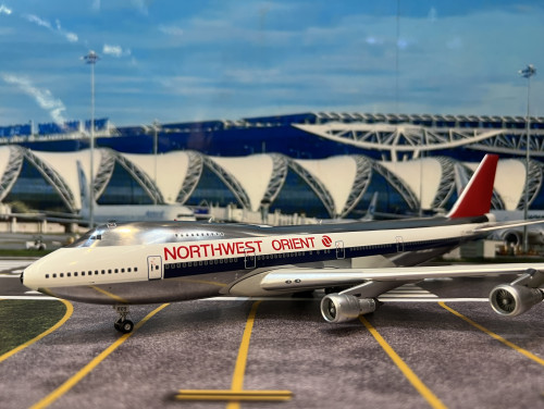 B Model 1:200 Northwest Orient B747-151 N605US B741605P [Width 30 Length 35 Height 10 cm] 1