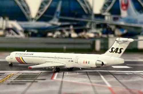 Phoenix 1:400 SAS MD-82 LN-RMN PH12056 [Width 8 Length 11.5 Height 2 cm] 8