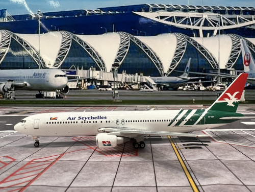 Phoenix PH1882 1:400 Air Seychelles 767-300ER S7-ASY [Width 12 Length 13 Height 3.5 cm] 1