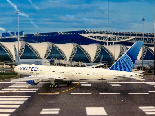 Inflight 1:200 United 777-300ER N2251U IF773UA0725 [Width 33 Length 37 Height 8 cms] 3