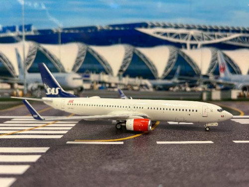 JFox 1:200 SAS 737-700 LN-RRF JF7378050L [Width 18 Length 17 Height 6 cms] 2