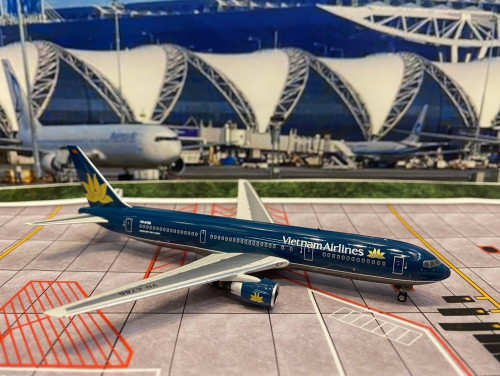 Phoenix PH1900 1:400 Vietnam 767-300ER VN-A766 [Width 12 Length 13.5 Height 3.5 cm] 1