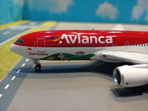 IF762AV1123SP 1:200 Avianca 767-200 N988AN [Width 23.5 Length 24 Height 7.5 cms] 3