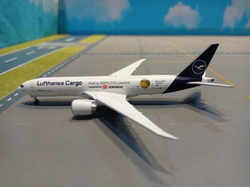 Herpa Wings 1:400 Lufthansa Cargo 777F Sustainable Fuel D-ALFG HW 562799 [Width 16 Length 17 Height 2