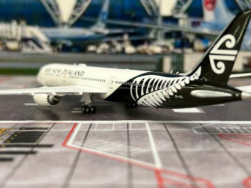 Phoenix 1:400 Air New Zealand 787-9 ZK-NZL PH12013 [Width 15 Length 15.5 Height 4.5 cm] 6