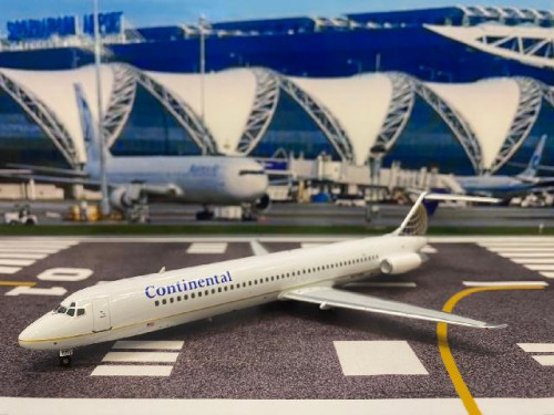 Inflight 1:200 IF951CO0724 Continental DC-9-51 N670MC [Width 14 Length 20.5 Height 4 cms]