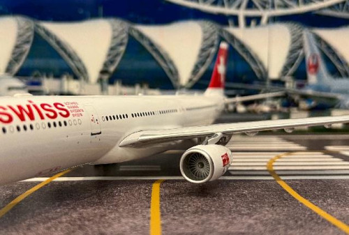 Inflight 1:200 Swiss A330-300 HB-JHH B333JHH  [Width 30 Length 31 Height 8.5 cm] 7
