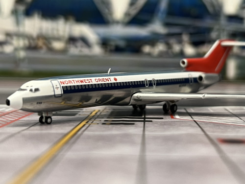 Gemini Jets 1:400 Northwest Orient B727-200 Adv. N298US [80s “thermometer” & polished] GJ2354 7