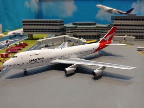 P4528 1:400 Qantas 747-200 VH-ECC [Width 16 Length 16.5 Height 4.5 cms]