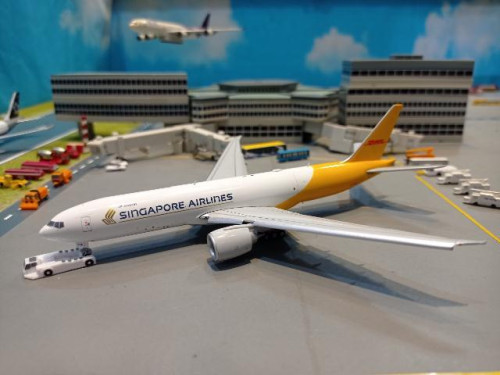 JCWings [SA4011A] 1:400 Singapore 777-200LRF FD 9V-DHA [Width 16 Length 17 Height 5 cms]