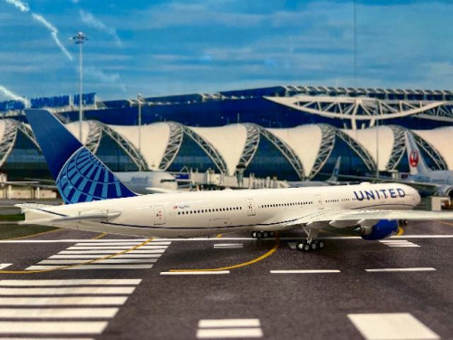 Inflight 1:200 United 777-300ER N2251U IF773UA0725 [Width 33 Length 37 Height 8 cms] 4