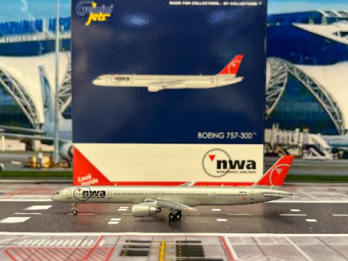 GJ2366 1:400 Northwest 757-300 N587NW [Width 10 Length 13 Height 3 cm]