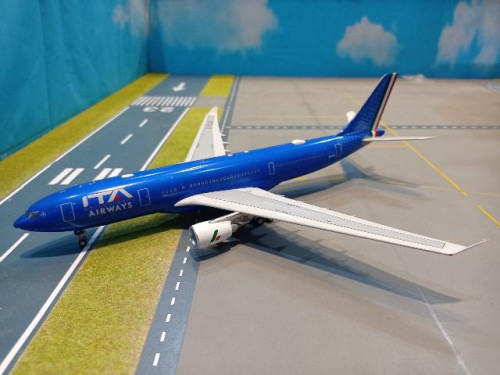 IF332AZ0423 1:400 ITA A330-202 EI-EJG [Width 30 Length 30 Height 8 cms]